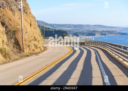 Kurvenreicher Abschnitt des Pacific Coast Highway 1 in Kalifornien an einem sonnigen Herbsttag Stockfoto