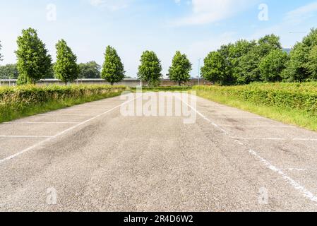 An einem sonnigen Sommertag gibt es einen leeren Parkplatz an einem Park-and-Ride-Bereich Stockfoto