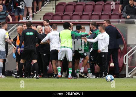 Tynecastle Park. 27. Mai 2023 Cinch-Premiership. Das Herz von Midlothian gegen Hibernian. Beide Teams treten beim letzten Pfiff aufeinander zu, wobei Hearts Operations Manager dabei erwischt wird (Kredit: David Mollison/Alamy Live News) Stockfoto