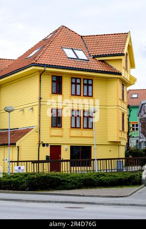 Stavanger, Rogaland, Norwegen, Mai 19 2023, traditionelle hölzerne Colouful Yellow Wohngegend in der Innenstadt von Stavanger Gebäude ohne Menschen Stockfoto