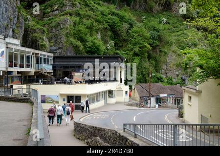 Rund um die Cheddar Gorge, eine Touristenattraktion in Somerset UK, der Eingang zu den Goughs Caves. Stockfoto