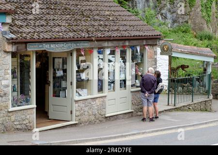Rund um die Cheddar Gorge eine Touristenattraktion in Somerset, Großbritannien. Zwei Besucher im Mendip Gift Co Souvenirladen. Stockfoto