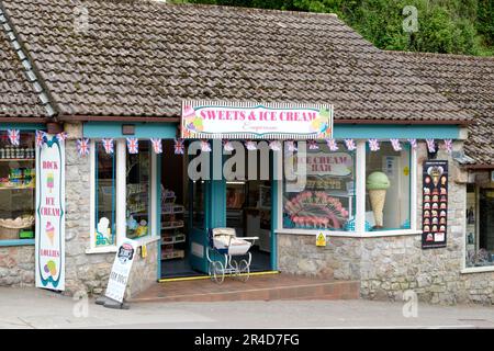 Rund um die Cheddar Gorge, eine Touristenattraktion in Somerset UK, der Souvenirladen Sweets and Ice Cream Emporium Stockfoto