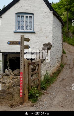 Rund um die Cheddar Gorge eine Touristenattraktion in Somerset, Großbritannien. Schild für den öffentlichen Fußweg nach mendip Way. Stockfoto