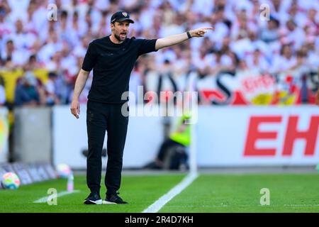 Stuttgart, Deutschland. 27. Mai 2023. Fußball: Bundesliga, VfB Stuttgart - TSG 1899 Hoffenheim, Matchday 34, Mercedes-Benz Arena. Stuttgarts Trainer Sebastian Hoeneß Gesten. Kredit: Tom Weller/dpa - WICHTIGER HINWEIS: Gemäß den Anforderungen der DFL Deutsche Fußball Liga und des DFB Deutscher Fußball-Bund ist es verboten, im Stadion aufgenommene Fotos und/oder das Spiel in Form von Sequenzbildern und/oder videoähnlichen Fotoserien zu verwenden oder verwenden zu lassen./dpa/Alamy Live News Stockfoto