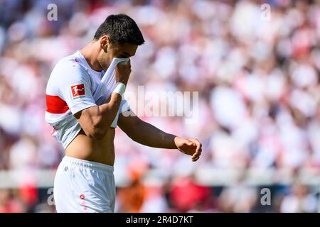 Stuttgart, Deutschland. 27. Mai 2023. Fußball: Bundesliga, VfB Stuttgart - TSG 1899 Hoffenheim, Matchday 34, Mercedes-Benz Arena. Stuttgarts Konstantinos Mavropanos reagiert unglücklich. Kredit: Tom Weller/dpa - WICHTIGER HINWEIS: Gemäß den Anforderungen der DFL Deutsche Fußball Liga und des DFB Deutscher Fußball-Bund ist es verboten, im Stadion aufgenommene Fotos und/oder das Spiel in Form von Sequenzbildern und/oder videoähnlichen Fotoserien zu verwenden oder verwenden zu lassen./dpa/Alamy Live News Stockfoto