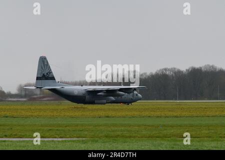 Das 336. Geschwader der Royal Netherlands Air Force, ein Herkules C-130-H-Flugzeug der Black Bulls, führt in Zusammenarbeit mit dem 424. Geschwader der US-Luftwaffe Landing Zone Operationen durch Air Force, während der Operation Orange Bull 2023 auf dem Luftwaffenstützpunkt Chièvres, Belgien, 14. März 2023. Stockfoto