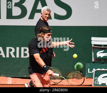 Paris, Frankreich. 27. Mai 2023. Roland Garros Paris French Open 2023 Probiertag 27./05/2023. Stefanos Tsitsipas während des Probiertages auf dem Court Suanne Lenglen beobachtet von Apostolos Tsitsipas Credit: Roger Parker/Alamy Live News Stockfoto