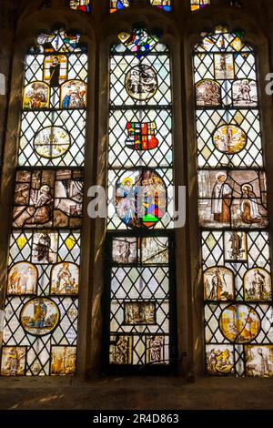 Buntglasfenster in St. Leonards Kapelle, Schloss Faleigh Hungerford. Flämisches oder deutsches Glas aus dem 17. Oder 18. Jahrhundert mit religiösen Szenen Stockfoto