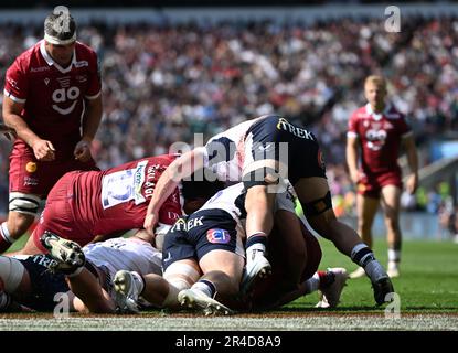 Twickenham Stadium, London, Großbritannien. 27. Mai 2023. Englisches Premiership-Rugby-Finale, Sale Sharks gegen Saracens; Akker van der Merwe of Sale Sharks erzielt einen in35.-minütigen Versuch und bringt den Punktestand auf 13-13 Punkte: Action Plus Sports/Alamy Live News Stockfoto