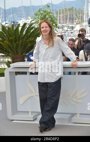 Cannes, Frankreich. 22. Mai 2023. CANNES, FRANKREICH - 22. MAI: Justine Triet nimmt am 22. Mai 2023 im Palais des Festivals in Cannes, Frankreich, an der Fotokonferenz „Anatomie D'une Chute (Anatomie Des Herbstes)“ Teil, die auf dem 76. Jährlichen Filmfestival von Cannes stattfindet. Kredit: dpa/Alamy Live News Stockfoto