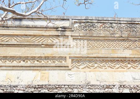 Die einzigartigen Ruinen von Mitla in Oaxaca, Mexiko, waren eine Stadt von Zapotec und Mixtec, die für ihre wunderschönen geschnitzten Muster bekannt war Stockfoto