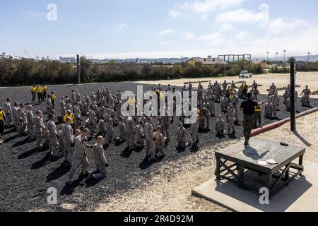 USA Rekruten des Marine Corps bei Echo Company, 2. Rekrutierungs-Bataillon, erhalten Anweisungen von einem Martial Arts Instructor während der Martial Arts Program (MCMAP) Ausbildung des Marine Corps am Marine Corps Recruit Depot San Diego, 10. April 2023. MCMAP ist ein integriertes, waffenbasiertes System, das das gesamte Spektrum des Streitkräfte-Kontinuums auf dem Schlachtfeld umfasst und zur mentalen, Charakterisierung und körperlichen Entwicklung der Marines beiträgt. Stockfoto