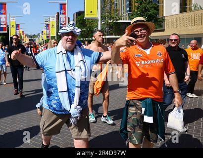 London, Großbritannien. 27. Mai 2023. Fans von Coventry City und Luton Town treffen vor dem Sky Bet Championship Playoff-Finale im Wembley Stadium in London ein. Das Bild sollte lauten: David Klein/Sportimage Credit: Sportimage Ltd/Alamy Live News Stockfoto