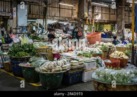 Bangkok, Thailand. 25. Mai 2023. Ein Gemüsestand für Groß- und Einzelhandel neben dem Bangkok Flower Market (Pak Khlong Talat). Bangkok Flower Market (Pak Khlong Talad) Thailands größter Blumengroßmarkt, 24 Stunden am Tag, 7 Tage die Woche geöffnet, neben einem Markt für frisches Gemüse, Obst und Kräuter, an der Chak Phet Road, in der Nähe der Memorial Bridge (Saphan Phut) in der historischen Altstadt. (Foto: Nathalie Jamois/SOPA Images/Sipa USA) Guthaben: SIPA USA/Alamy Live News Stockfoto