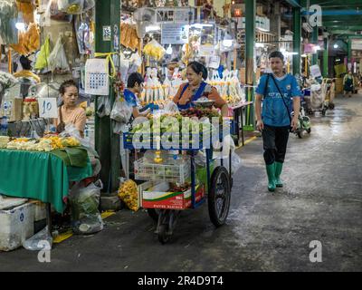 Bangkok, Thailand. 25. Mai 2023. Der Anbieter von Straßenobst ist im Inneren des Bangkok Flower Market (Pak Khlong Talat) zu sehen. Bangkok Flower Market (Pak Khlong Talad) Thailands größter Blumengroßmarkt, 24 Stunden am Tag, 7 Tage die Woche geöffnet, neben einem Markt für frisches Gemüse, Obst und Kräuter, an der Chak Phet Road, in der Nähe der Memorial Bridge (Saphan Phut) in der historischen Altstadt. (Foto: Nathalie Jamois/SOPA Images/Sipa USA) Guthaben: SIPA USA/Alamy Live News Stockfoto