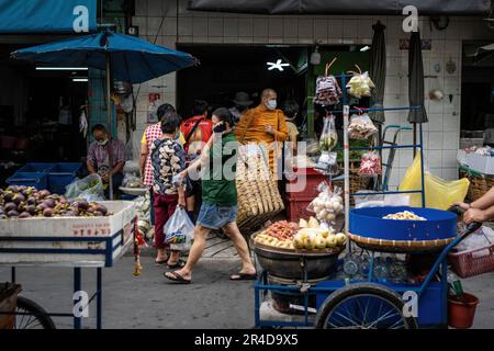 Bangkok, Thailand. 25. Mai 2023. Passanten und Straßenverkäufer sind an einem der Eingänge des Bangkok Flower Market (Pak Khlong Talat) zu sehen. Bangkok Flower Market (Pak Khlong Talad) Thailands größter Blumengroßmarkt, 24 Stunden am Tag, 7 Tage die Woche geöffnet, neben einem Markt für frisches Gemüse, Obst und Kräuter, an der Chak Phet Road, in der Nähe der Memorial Bridge (Saphan Phut) in der historischen Altstadt. (Foto: Nathalie Jamois/SOPA Images/Sipa USA) Guthaben: SIPA USA/Alamy Live News Stockfoto