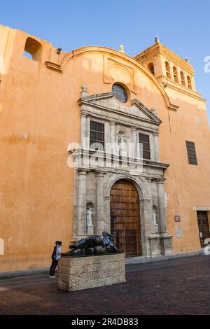 Ein paar Kinder gehen an der Skulptur La Gorda Gertrudis auf der Plaza Santo Domingo Cartagena Colombia vorbei Stockfoto