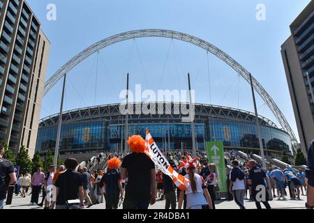 Fans kommen am Samstag, den 27. Mai 2023, vor dem Sky Bet Championship Play-Off-Finale zwischen Coventry City und Luton Town im Wembley Stadium in London an. (Foto: Ivan Yordanov | MI News) Guthaben: MI News & Sport /Alamy Live News Stockfoto