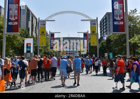 Fans kommen am Samstag, den 27. Mai 2023, vor dem Sky Bet Championship Play-Off-Finale zwischen Coventry City und Luton Town im Wembley Stadium in London an. (Foto: Ivan Yordanov | MI News) Guthaben: MI News & Sport /Alamy Live News Stockfoto