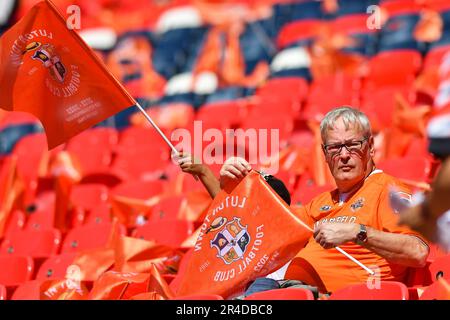 Fans von Luton Town vor dem Sky Bet Championship Play-Off-Finale zwischen Coventry City und Luton Town im Wembley Stadium, London, am Samstag, den 27. Mai 2023. (Foto: Ivan Yordanov | MI News) Guthaben: MI News & Sport /Alamy Live News Stockfoto