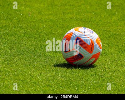 Broadfield Stadium, Crawley, Großbritannien. 27. Mai 2023. Nike Spielball vor dem Fußballspiel zwischen Brighton und Hove Albion und Leicester City im Broadfield Stadium, Crawley, England. (Claire Jeffrey/SPP) Kredit: SPP Sport Press Photo. Alamy Live News Stockfoto