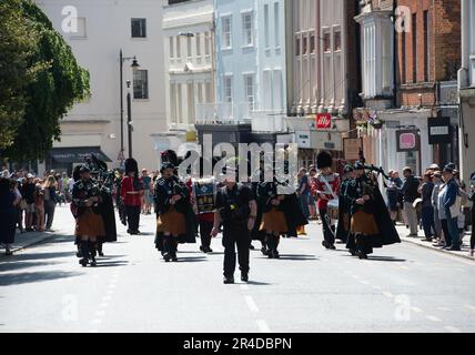 Windsor, Berkshire, Großbritannien. 27. Mai 2023. Es war heute ein geschäftiger Tag in Windsor, als Besucher und Einheimische kamen, um den Wachwechsel zu beobachten. Heute war es die Windsor Castle Guard, Nummer 12 Company Irish Guards mit musikalischer Unterstützung von der 12. Company Irish Guards Pipes and Drums. Kredit: Maureen McLean/Alamy Live News Stockfoto