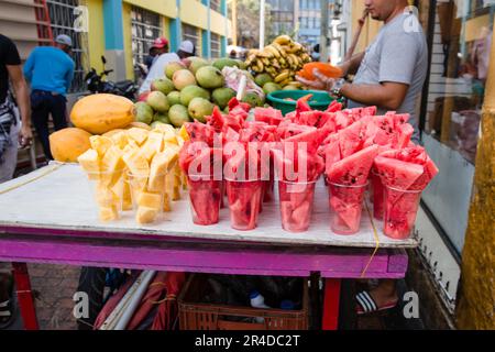 In einer Straße in Cartagena Kolumbien werden Wassermelonen und andere Früchte verkauft Stockfoto