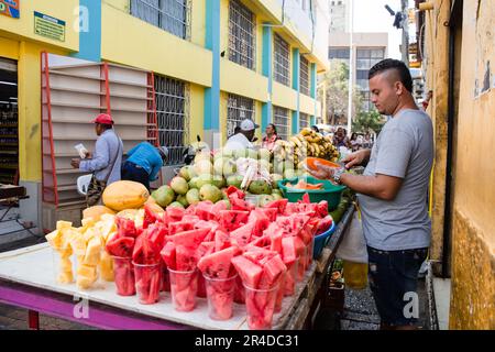 In einer Straße in Cartagena Kolumbien werden Wassermelonen und andere Früchte verkauft Stockfoto