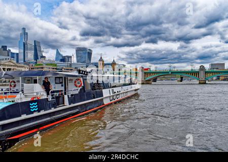 London River Thames mit Blick auf die Southwark Bridge von einem Klipper auf der Uber Boat thames Stockfoto
