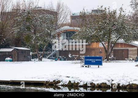 Blick auf den Cantabrigian Ruwing Club an einem kalten, verschneiten Wintertag in Cambridge, Großbritannien Stockfoto