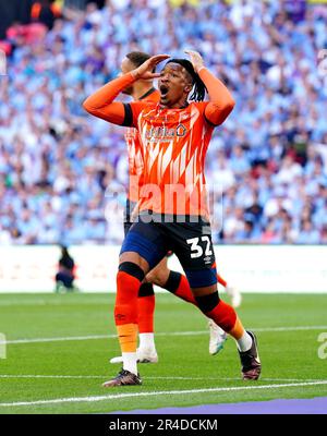 Gabriel Osho von Luton Town reagiert, nachdem ein Tor für abseits des Spiels im Sky Bet Championship-Finale im Wembley Stadium, London, ausgeschlossen wurde. Foto: Samstag, 27. Mai 2023. Stockfoto