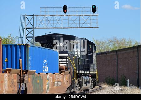 Rochelle, Illinois, USA. Ein intermodaler Güterzug der Burlington Northern Santa Fe Railway, angeführt von einer Off-Road-Lokomotive der Norfolk Southern Railway. Stockfoto