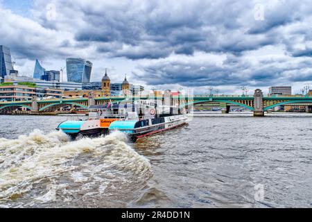 Der Klipper der Londoner Themse fährt Richtung Southwark Bridge Stockfoto