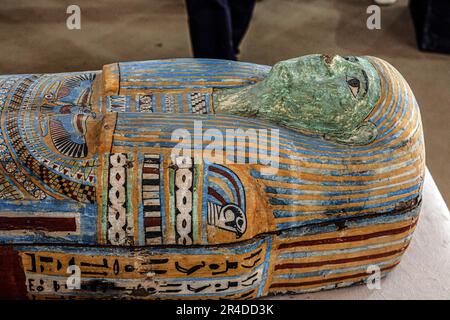 Kairo. 27. Mai 2023. Dieses Foto wurde am 27. Mai 2023 aufgenommen und zeigt einen bunten Mumiensarg, der während einer Pressekonferenz zur archäologischen Entdeckung in der Nekropole Sakkara, südlich der Hauptstadt Kairo, Ägypten, ausgestellt wurde. Ägypten kündigte am Samstag die Entdeckung von zwei antiken Einbalsamierungswerkstätten für Menschen und Tiere zusammen mit zwei Gräbern und einer Sammlung von Artefakten in der Nekropole Sakkara südlich der Hauptstadt Kairo an. Kredit: Ahmed Gomaa/Xinhua/Alamy Live News Stockfoto