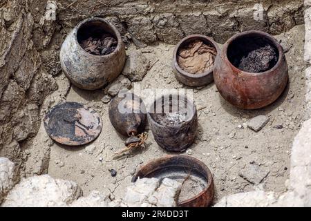 Kairo. 27. Mai 2023. Dieses Foto wurde am 27. Mai 2023 aufgenommen und zeigt Tontöpfe, die bei der Mumifizierung verwendet wurden und an der archäologischen Stätte in der Nekropole Sakkara, südlich der Hauptstadt Kairo, Ägypten, ausgegraben wurden. Ägypten kündigte am Samstag die Entdeckung von zwei antiken Einbalsamierungswerkstätten für Menschen und Tiere zusammen mit zwei Gräbern und einer Sammlung von Artefakten in der Nekropole Sakkara südlich der Hauptstadt Kairo an. Kredit: Ahmed Gomaa/Xinhua/Alamy Live News Stockfoto