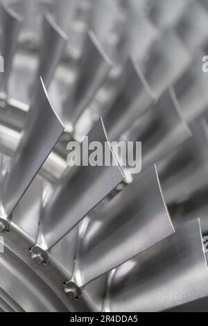 Vertikale Nahaufnahme des abstrakten Hintergrunds von Turbinenschaufeln, Flugzeugen oder Energetics Industrial Stockfoto