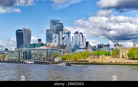 London Themse ein Flugzeug über dem Tower of London, der Walkie Talkie Skyscraper Cheese Grater Scalpel und andere hohe Gebäude oder Wolkenkratzer Stockfoto