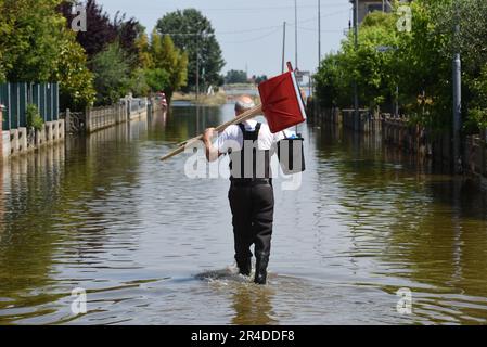 Ravenna, Italien. 27. Mai 2023. Zehn Tage nach der letzten schweren Überschwemmung, die die Region Emilia Romagna in Norditalien heimsuchte, sind einige Gebiete noch immer unter Wasser, und es gibt Befürchtungen, dass es aufgrund von Abfällen und stagnierendem Wasser zu einem gesundheitlichen Notfall kommen könnte. Die Behörden der Stadt Conselice, Provinz Ravenna, haben der Bevölkerung geraten, ihre Häuser für ein paar Tage zu verlassen, und gestern begann die Impfkampagne gegen Infektionskrankheiten in der Gegend (Kreditbild: © Ervin Shulku/ZUMA Press Wire) NUR REDAKTIONELLE VERWENDUNG! Nicht für den kommerziellen GEBRAUCH! Stockfoto