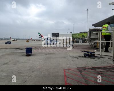 Eine Flughafenszene mit Flugzeugen auf der Landebahn. Stockfoto