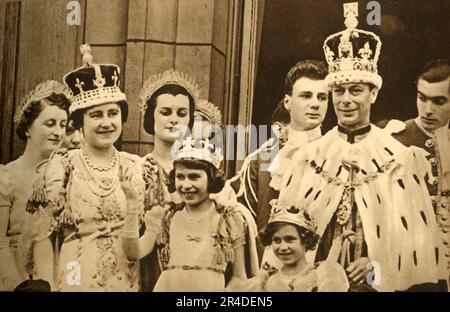 "Die königliche Familie auf dem Balkon im Buckingham Palace", 1937. Aus "die Krönung von König George VI. Und Königin Elizabeth". [Die Photochrom Co Ltd., London, 1937 ] Stockfoto