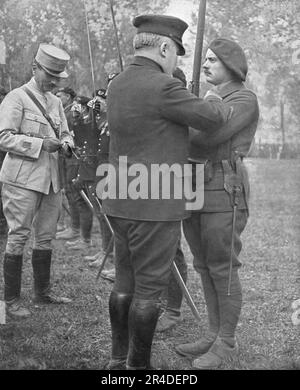 „Autour de la Bataille; Le Caporal Goutaudier, Decore par M Poincare de la Croix de la Legion D'Honneur“, 1016. Aus „L'Album de la Guerre 1914-1919, Volume I“ [L'Illustration, Paris, 1924]. Stockfoto