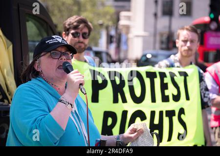 London, Großbritannien. 27. Mai 2023. Paula Peters of Disabled People Against Cut (DPAC) spricht eine Koalition von Gruppen an, die gegen das Gesetz über die öffentliche Ordnung protestieren. Diese neue Gesetzgebung wurde kritisiert, weil sie eine "abschreckende Wirkung" auf die Menschen in England und Wales hat, die ihre legitimen demokratischen Rechte ausüben wollen, und der Polizei und den Gerichten neue und erweiterte Befugnisse einräumt, um Demonstranten einzudämmen und zu bestrafen. Kredit: Ron Fassbender/Alamy Live News Stockfoto