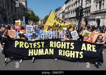 London, Großbritannien. 27. Mai 2023. Eine Koalition von Gruppen marschiert hinter einem Banner, auf dem steht: "Protestrechte sind Menschenrechte" bei einer Demonstration gegen das Gesetz über die öffentliche Ordnung. Diese neue Gesetzgebung wurde kritisiert, weil sie eine "abschreckende Wirkung" auf die Menschen in England und Wales hat, die ihre legitimen demokratischen Rechte ausüben wollen, und der Polizei und den Gerichten neue und erweiterte Befugnisse einräumt, um Demonstranten einzudämmen und zu bestrafen. Kredit: Ron Fassbender/Alamy Live News Stockfoto