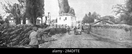 "Sur la Route de Monastir; le Village de Verbeni, qui fut sous le feu des deux artilleries, francaise et bulgare, au cours des attaques contre Petorak", 1916. Aus der „Collection de la Guerre IV L'Illustration Tome CXLVIII. La Guerre Juillet, Aout, Septembre, Octobre, Novembre, Dez. 1916". (Auf der Straße nach Monastir; das Dorf Verbeni, das während der Angriffe auf Petorak von französischen und bulgarischen Artillerien unter Beschuss stand). Stockfoto