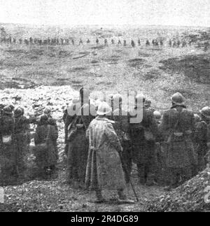 'De l'emplacement de la ferme Thiaumont, les Senegalais regardent defiler les prisonniers allemands, le 24 octobre,a 2 h. de l'apres-midi', 1916. Aus der „Collection de la Guerre IV L'Illustration Tome CXLVIII. La Guerre Juillet, Aout, Septembre, Octobre, Novembre, Dez. 1916". (Von der Thiaumont Farm beobachten die Senegalesen deutsche Gefangene, die am 24. Oktober um 2 Uhr nachmittags vorbeiziehen) Stockfoto