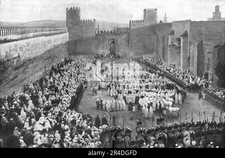 "A Fez, pendant la Fete de l'Aid el Kebir : Presentation des Cadeaux au Sultan du Maroc, dans la Cour de la Maquina.", 1916. Aus der „Collection de la Guerre IV L'Illustration Tome CXLVII. La Guerre Juillet, Aout, Septembre, Octobre, Novembre, Dez. 1916". Stockfoto