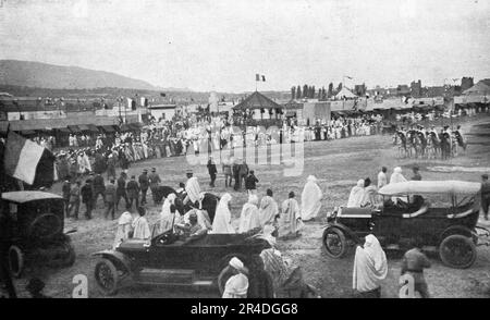 "L'Inauguration de la Foire de Fez; vue d'Ensemble de la foire de Fez, le jour de l'Inauguration.", 1916. Aus der „Collection de la Guerre IV L'Illustration Tome CXLVII. La Guerre Juillet, Aout, Septembre, Octobre, Novembre, Dez. 1916". Stockfoto