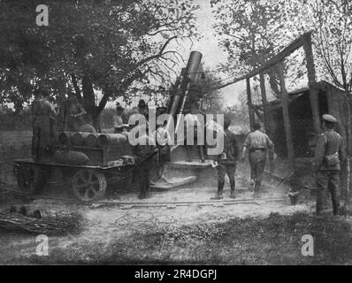 "Le haut commandement de L'Armee Anglaise; Piece d'Artillerie lourde en Action sur le Front Britain", 1916. Aus der „Collection de la Guerre IV L'Illustration Tome CXLVII. La Guerre Janvier, Fevrier, Mars, Avril, Mai, Juin 1916". Stockfoto