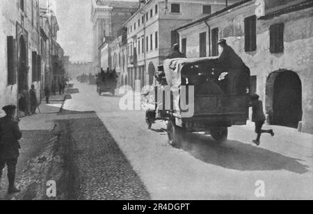 "Sur le Front Italien; L'Offensive Autrichienne dans le Trentin. Zone de guerre 10 Juin 1916. Comme a Verdun: Camions automobiles Charges de troupes, Traversant une ville de la Haute-Venetie et se dirigeant vers le Front de Combat", 1916. Aus der „Collection de la Guerre IV L'Illustration Tome CXLVII. La Guerre Janvier, Fevrier, Mars, Avril, Mai, Juin 1916". Stockfoto